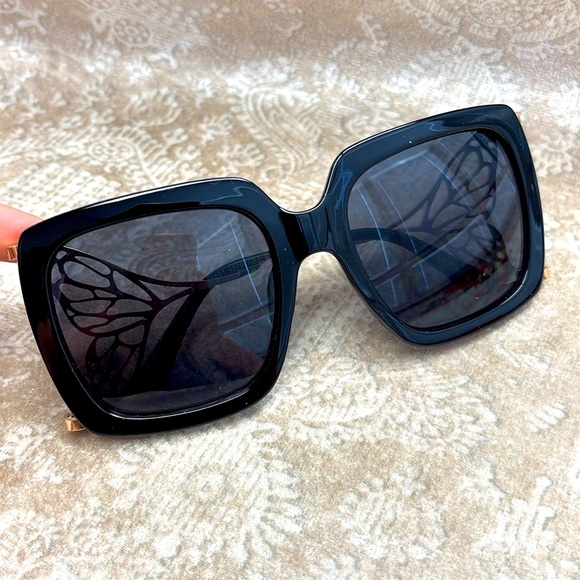 Betsey Johnson Oversized Square Black Sunglasses Gold Tone Metal Butterfly Arms - Picture 1 of 16